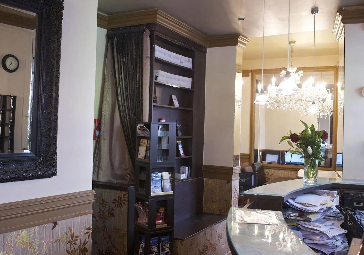 **  Hotel Petit Saint-Honore Париж Франция
