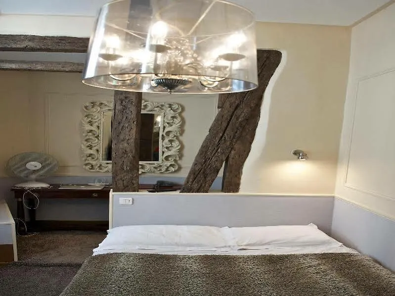 Hotel Petit Saint-Honore Paris